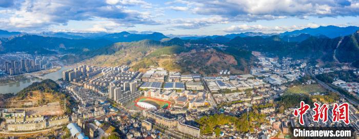 小縣城 錨定現代化——“出大產業”有汽車的地方 “吹，就有龍泉制造”